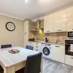 A Lovely 2br Home, Fully Equipped With Wifi & Ac By 360 Estates