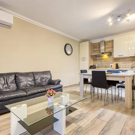 A Lovely 2br Home, Fully Equipped With Wifi & Ac By 360 Estates شقة