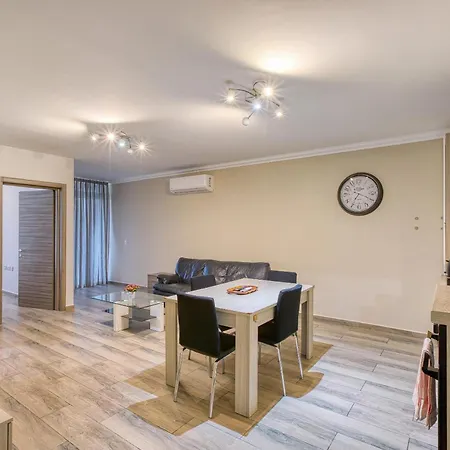 A Lovely 2br Home, Fully Equipped With Wifi & Ac By 360 Estates شقة